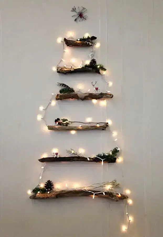 árvore de natal rústica feita com galhos secos e luzes de natal Foto Home Idea