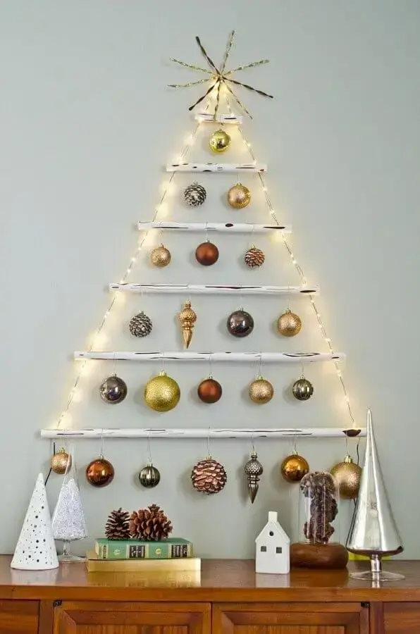 árvore simples feita com luzes de natal e bolas Foto Casa&Diseño
