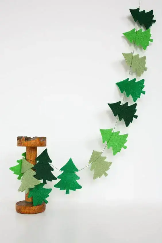 The curtain with felt trees is a Christmas craft that makes very successful