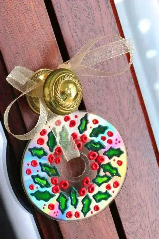 A maçaneta da porta também pode ganhar um artesanato de natal especial