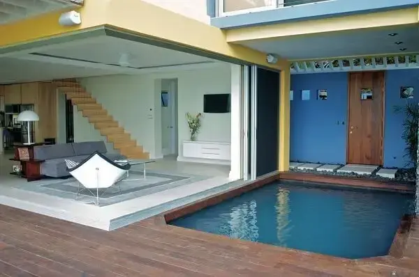 A piscina pequena foi construída ao lado da sala de estar