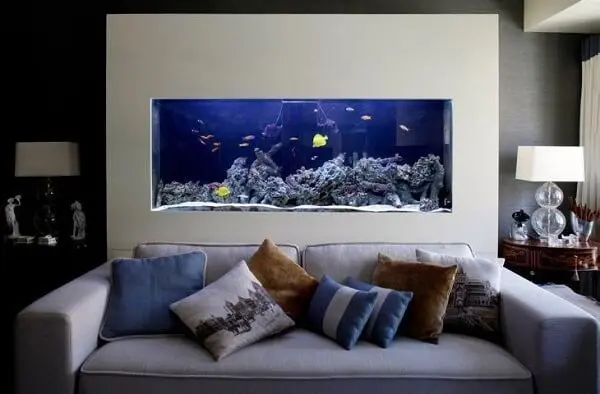 Animais para apartamento aquário com peixes na sala de estar