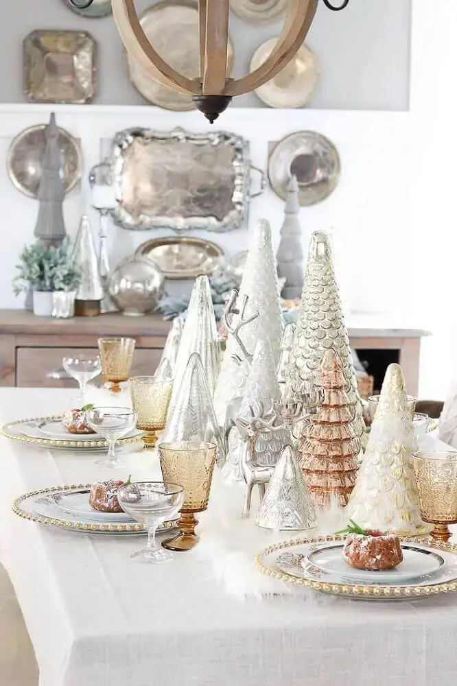 Arranjos de Natal para decoração moderna em tons de prata branco e rose Foto Polskie Szafiarki