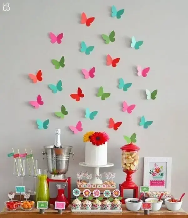 As borboletas da parede complementam a decoração da festa jardim encantado