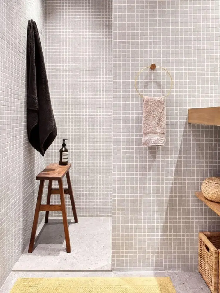 Banheiro com Pastilha e bancada de madeira Foto Madame Décore