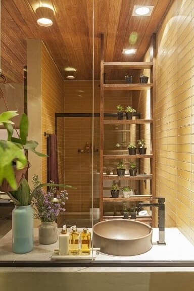 Banheiro com jardim vertical em estante vazada de madeira Projeto de Isabela Bethonico