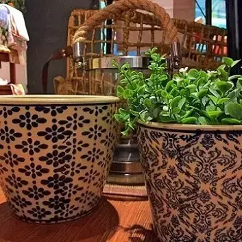 Cachepot cerâmica com estampa similar à de azulejo português Foto de Casa Equipada