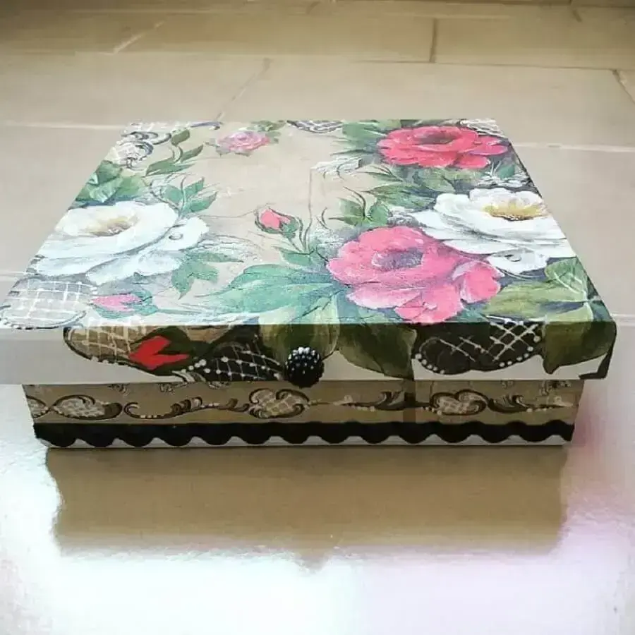 Caixa de madeira decorada com decoupage Foto Ricafé Artesanatos