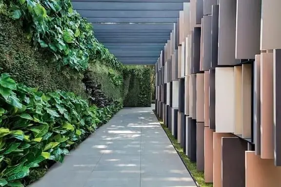 Caminho em área externa com parede com jardim vertical Projeto de Casa Cor 2016
