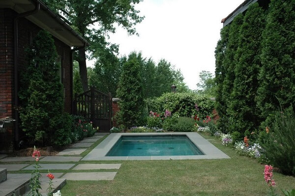 Casa de campo com piscina pequena em formato quarado