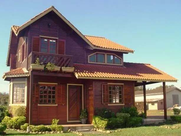 Casas pré-fabricadas de dois andares de madeira com jardim na frente