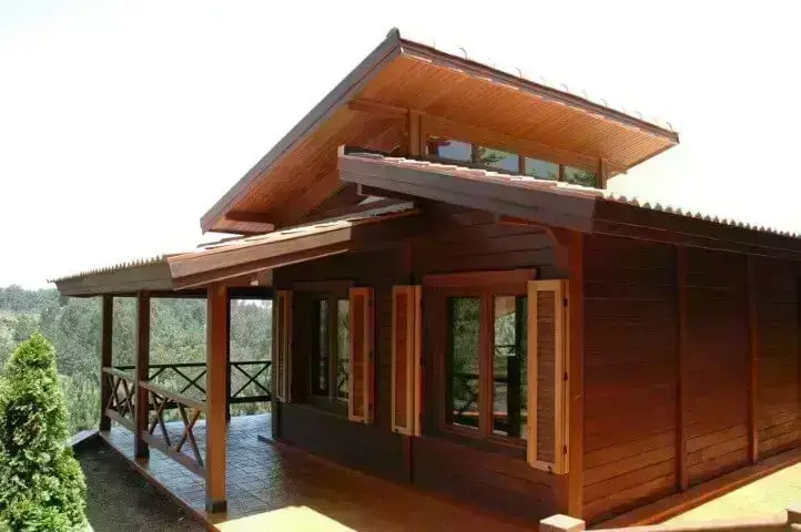 Casas pré-fabricadas de madeira com janelas de madeira