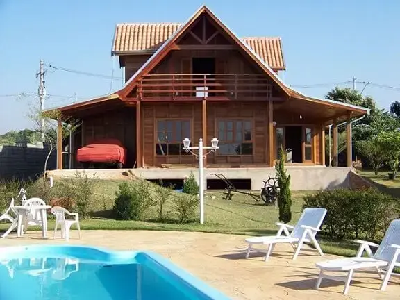 Casas pré-fabricadas de madeira com piscina no fundo