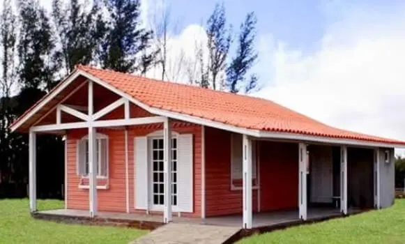 Casas pré-fabricadas de madeira com portas e janelas brancas