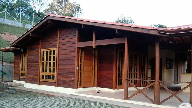 Casas pré-fabricadas de madeira com telhas de cerâmica