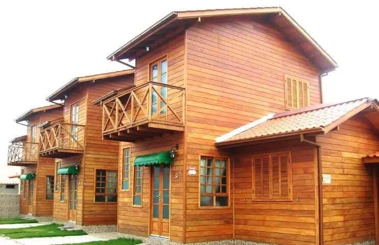 Casas pré-fabricadas de madeira iguais com toldo verde