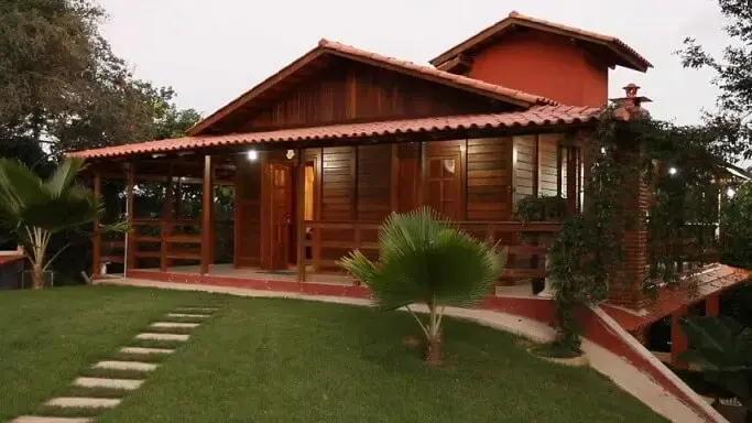 Casas pré-fabricadas de madeira marrom