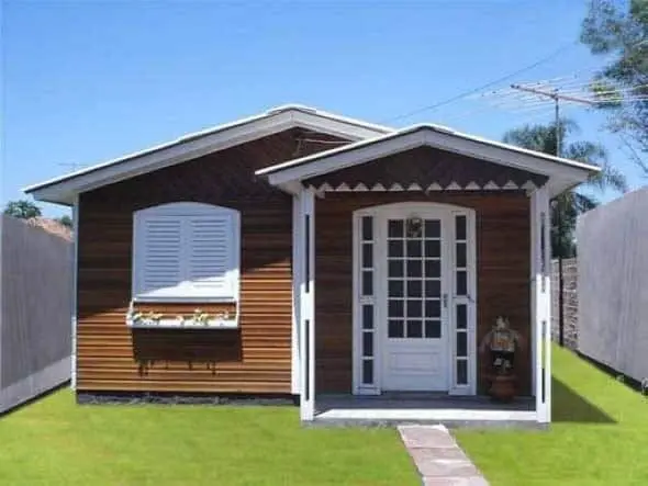 Casas pré-fabricadas pequena de madeira com janela e porta brancas