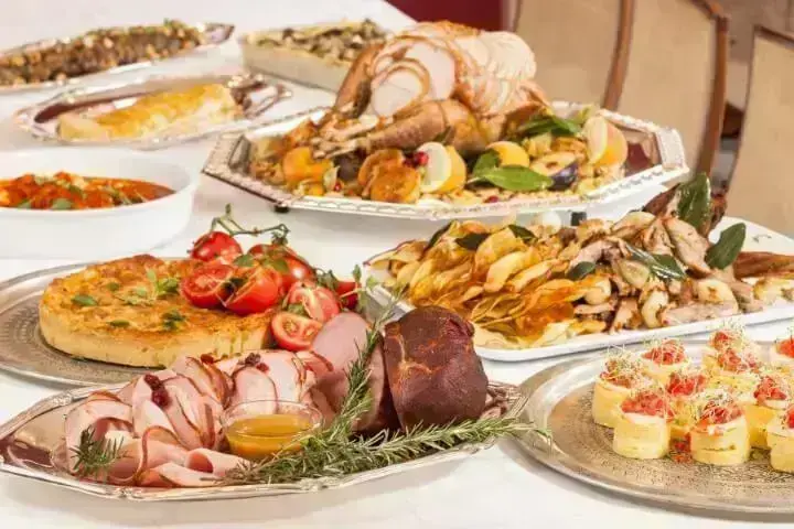 Ceia de natal com vários pratos Foto de Dica de Mãe