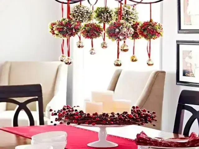 Centro de mesa com velas e enfeites em luminária na mesa de ceia de natal Foto de Pracmatic