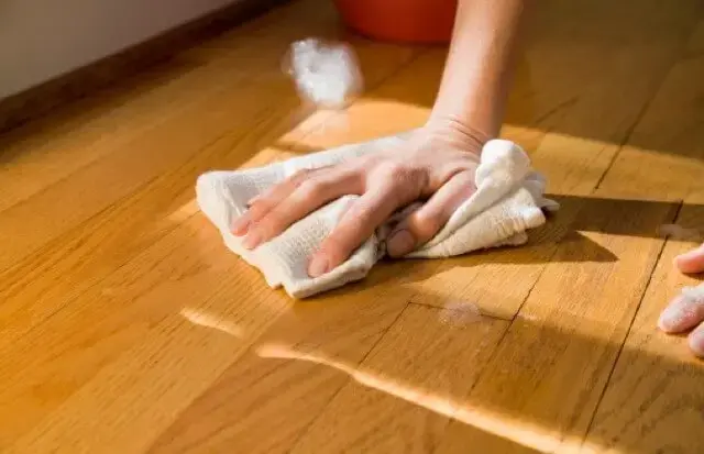 Como limpar piso laminado com pano de algodão Foto de Focused Collection