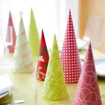 Cones de papel como decoração de mesa de ceia de natal Foto de Midwest Living
