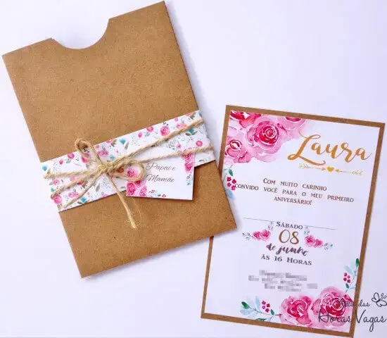 Convite jardim encantado com flores cor de rosa em embalagem de papel pardo Foto de Ateliê das Horas Vagas