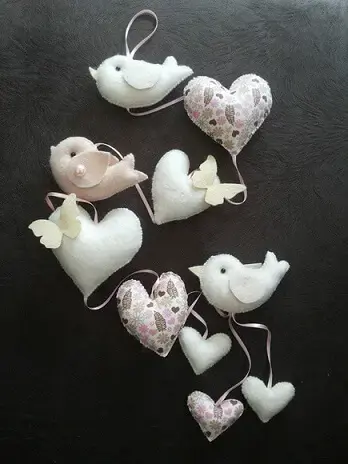 Cortina de coração branco e passarinhos de feltro Foto de Ateliê Que Mimo