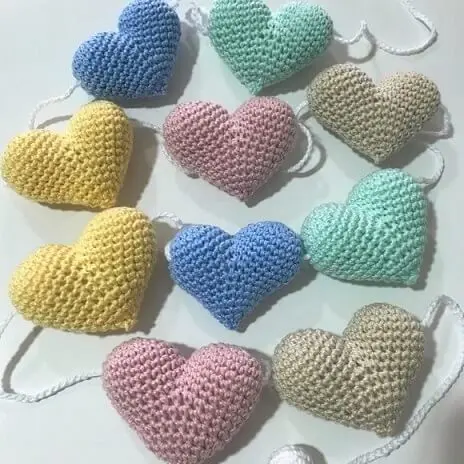 Cortina de coração de crochê colorida Foto de Varanda Encantada