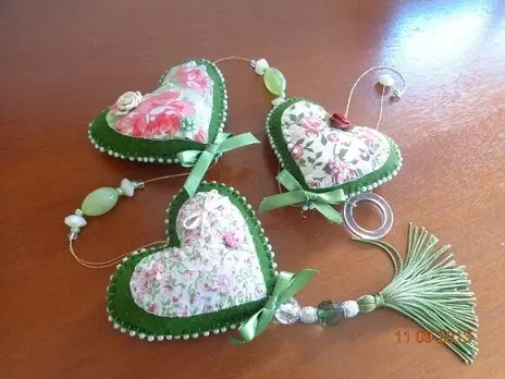 Cortina de coração de feltro verde com estampa florida Foto de Com Agulha e com Carinho