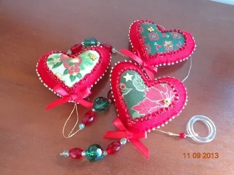 Cortina de coração de feltro vermelho com estampa natalina Foto de Com Agulha e com Carinho