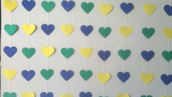 Cortina de coração de papel em azul, verde e amarelo Foto de Ateliê Rocha