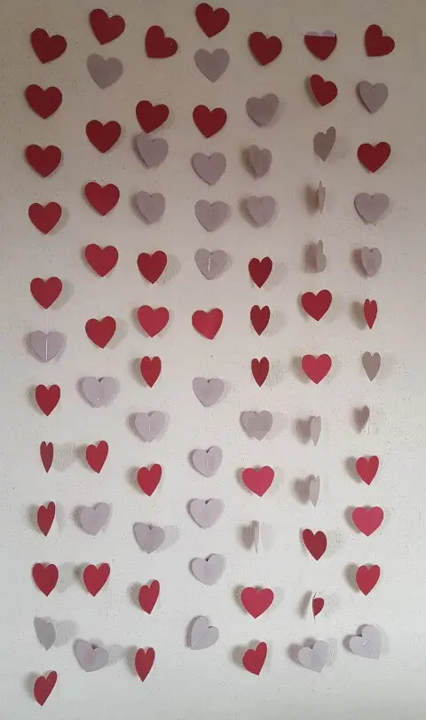 Cortina de coração vermelho na parede Foto de Ateliê Tetê Naná