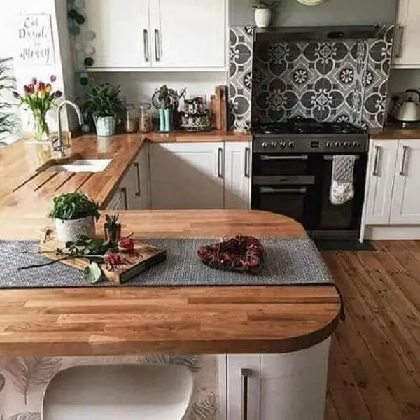 Cozinha americana pequena e balcão com madeira clara