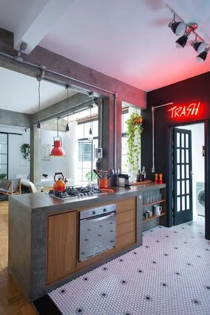Cozinha em estilo industrial com decoração neon com letreiro Projeto de Daniel Winter