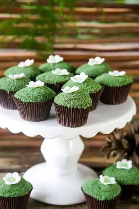 Cupcakes imitando musgo na decoração jardim encantado Foto de Pinterest
