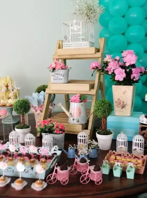 Decoração de festa jardim encantado com mini móvel de madeira na mesa de doces Foto de Pinterest