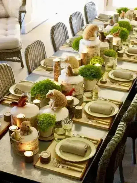 Christmas dinner table decoration with miniature animals Photo by SamsonPHP