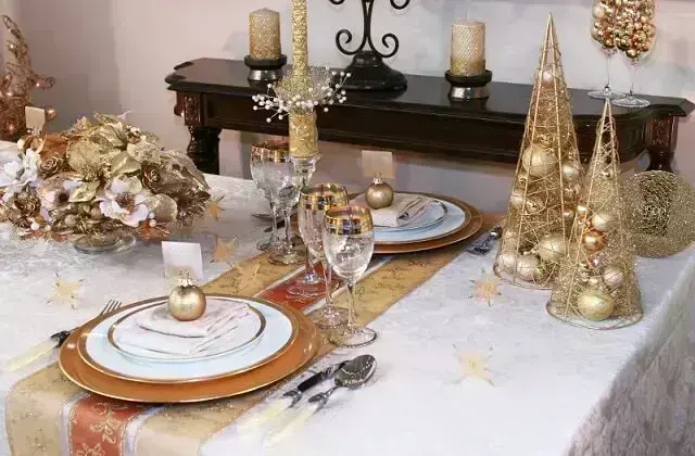 Golden Christmas dinner table decoration Photo by White House 51