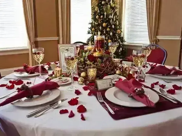 Decoração de mesa de ceia de natal em tons de vinho Foto de Christmassite