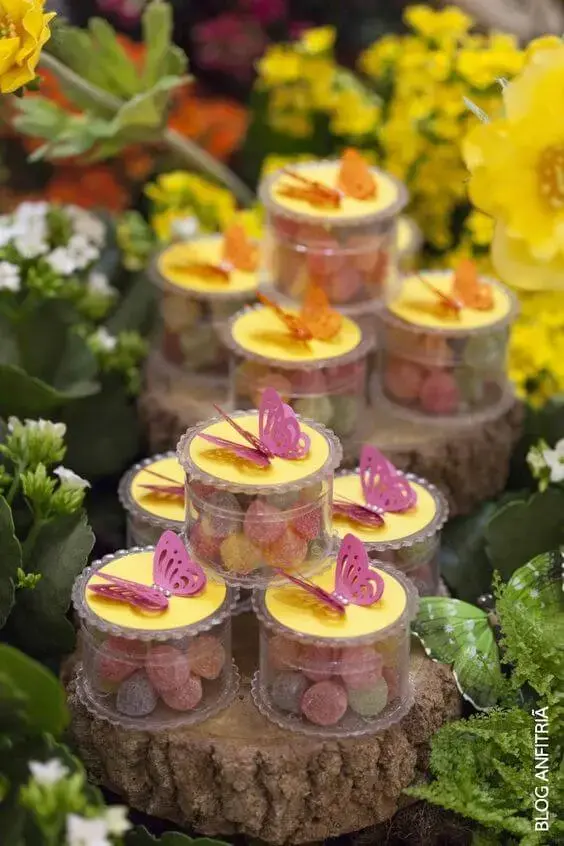 Decoração de mesa de festa jardim encantado com potinhos com jujubas Foto de Anfitriã