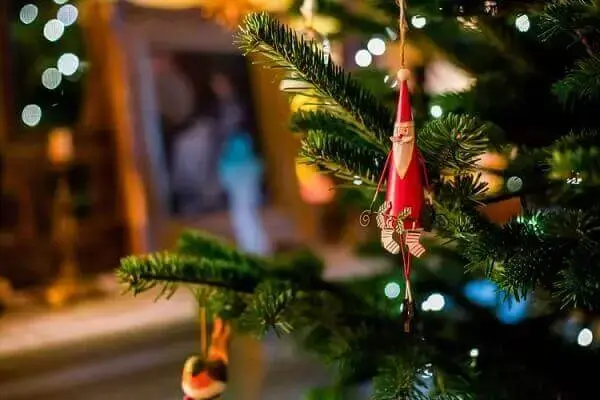 Decoração de natal simples e barata com enfeite de papai noel em árvore
