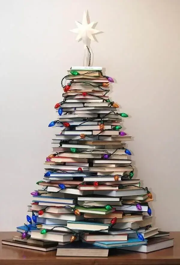 Decoração de natal simples e barata com livros empilhados