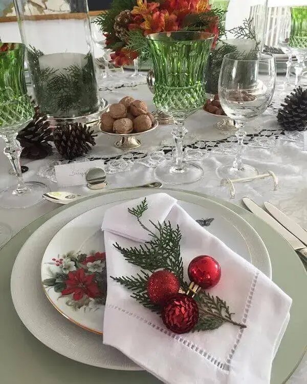 Decoração de natal simples e barata com mesa branca e bolinhas de natal