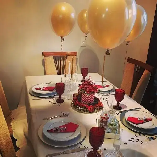 Decoração de natal simples e barata em mesa com balões em dourado