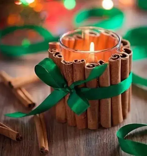 Decoração de natal simples e barata vela decorada com canela