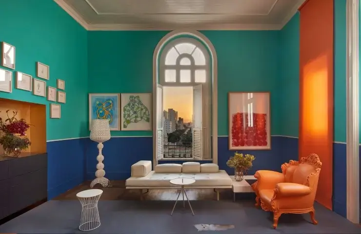 Decoração de sala colorida com paredes verdes e azuis Projeto de Casa Cor MG 17