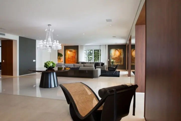 Decoração de sala com dois sofás iguais e uma chaise assinada por Oscar Niemeyer Projeto de Marcia Batiste Lide Mello