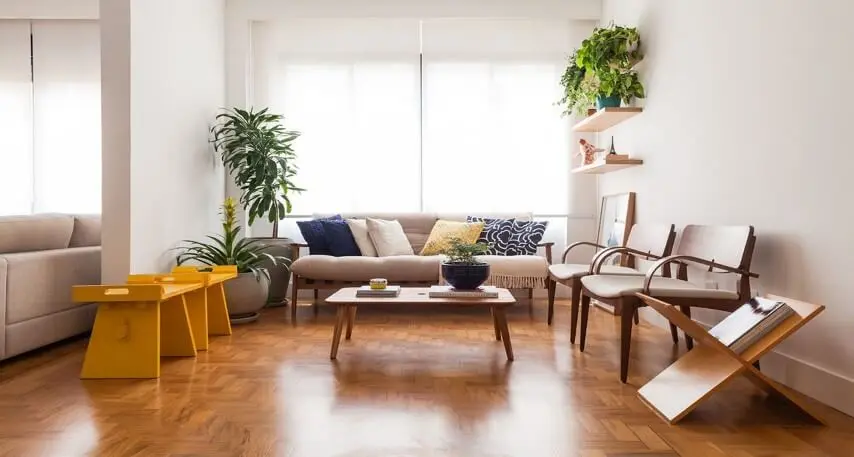 Decoração de sala com móveis em madeira Projeto de Studio Scatena