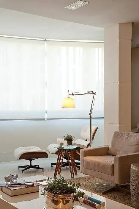 Decoração de sala com poltrona e luminária de chão Projeto de Patricia Kolanian